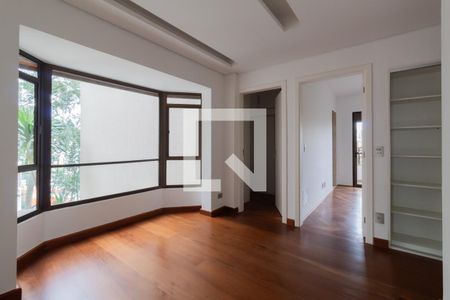 Apartamento à venda com 245m², 4 quartos e 4 vagas Apartamento à venda com 245m², 4 quartos e 4 vagasCorredor
