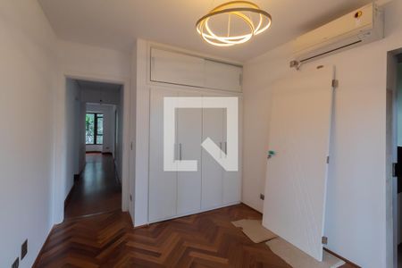 Apartamento à venda com 245m², 4 quartos e 4 vagas Apartamento à venda com 245m², 4 quartos e 4 vagasSuíte 4