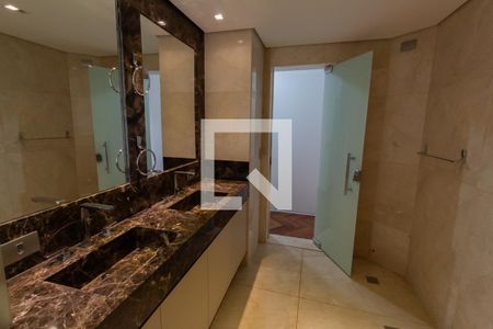 Apartamento à venda com 245m², 4 quartos e 4 vagas Apartamento à venda com 245m², 4 quartos e 4 vagasBanheiro da Suíte 1