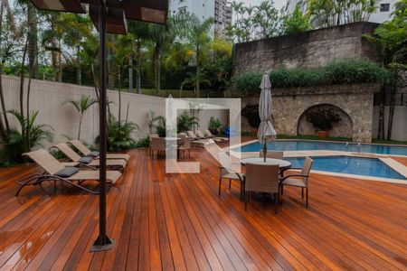 Apartamento à venda com 245m², 4 quartos e 4 vagas Apartamento à venda com 245m², 4 quartos e 4 vagasÁrea comum - Piscina