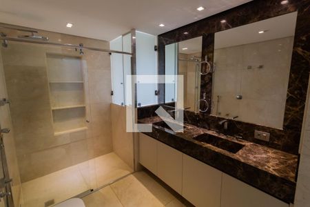 Apartamento à venda com 245m², 4 quartos e 4 vagas Apartamento à venda com 245m², 4 quartos e 4 vagasBanheiro da Suíte 1