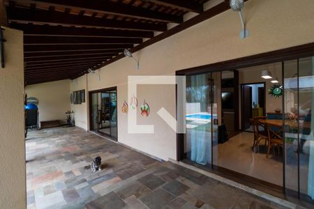 Casa de condomínio para alugar com 420m², 4 quartos e 4 vagasVaranda