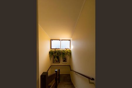 Casa de condomínio para alugar com 420m², 4 quartos e 4 vagasEscada