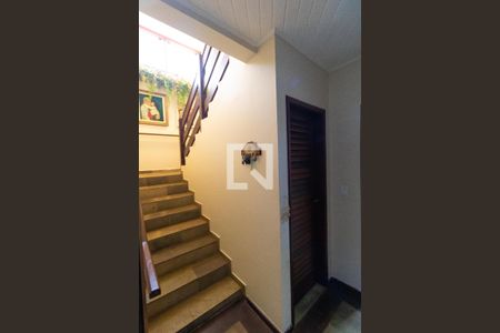 Casa de condomínio para alugar com 420m², 4 quartos e 4 vagasEscada