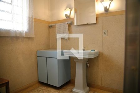 Casa para alugar com 370m², 3 quartos e 6 vagasBanheiro social