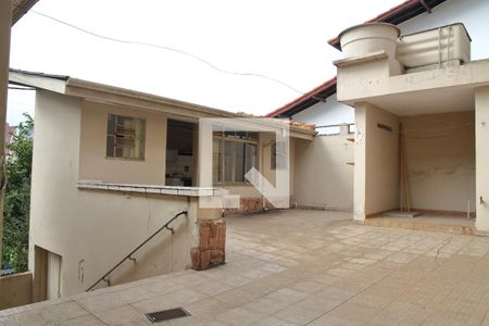 Casa para alugar com 370m², 3 quartos e 6 vagasQuintal