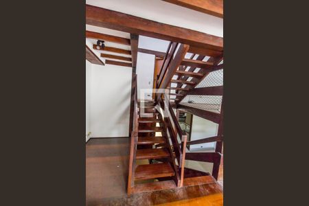 Escada de casa para alugar com 3 quartos, 192m² em Alphaville, Santana de Parnaíba