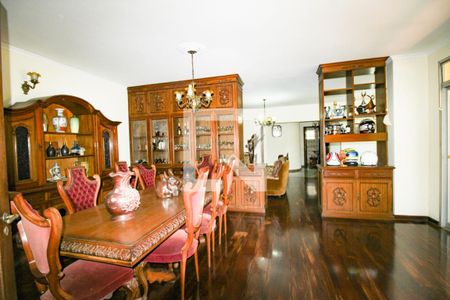 Casa à venda com 448m², 4 quartos e 8 vagasSala