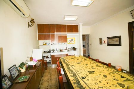 Casa à venda com 448m², 4 quartos e 8 vagasSala