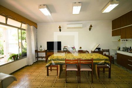 Casa à venda com 448m², 4 quartos e 8 vagasSala