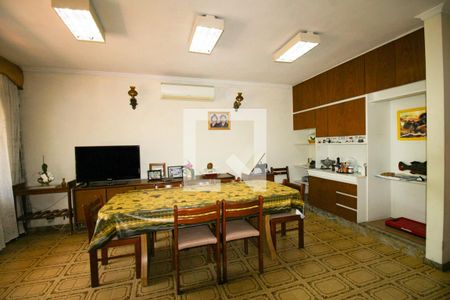 Casa à venda com 448m², 4 quartos e 8 vagasSala