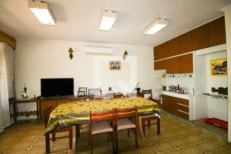 Casa à venda com 448m², 4 quartos e 8 vagasSala