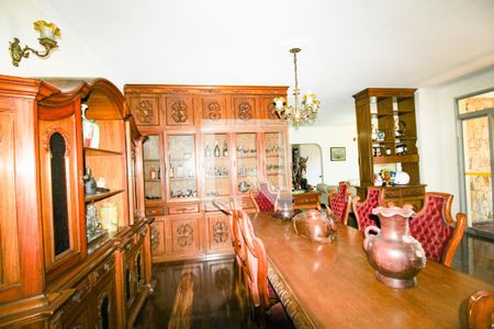 Casa à venda com 448m², 4 quartos e 8 vagasSala