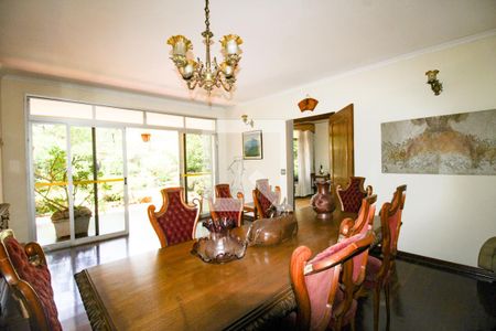 Casa à venda com 448m², 4 quartos e 8 vagasSala