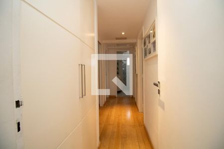 Corredor de acesso à ala íntima, armários  de apartamento à venda com 4 quartos, 110m² em Indianópolis, São Paulo