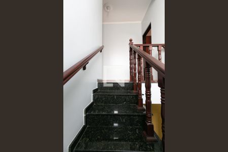 Escada  de casa para alugar com 2 quartos, 180m² em Vila Rosaria, São Paulo