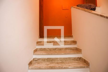 Casa de condomínio para alugar com 125m², 2 quartos e 2 vagasEscada