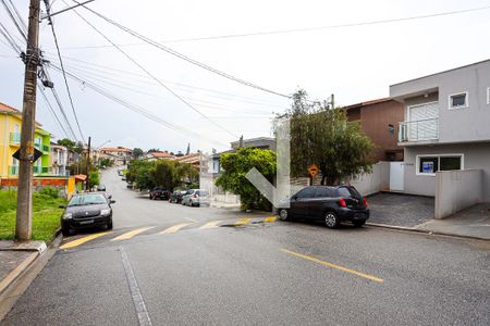 Casa de condomínio para alugar com 125m², 2 quartos e 2 vagasFachada da casa e rua do condomínio