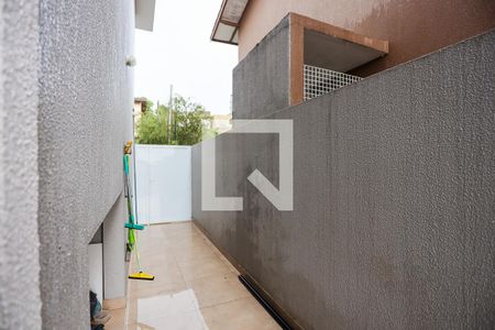 Casa de condomínio para alugar com 125m², 2 quartos e 2 vagasCorredor lateral externo