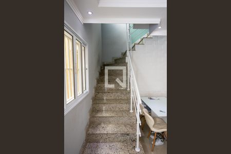 Casa à venda com 134m², 3 quartos e 4 vagas Casa à venda com 134m², 3 quartos e 4 vagasEscada