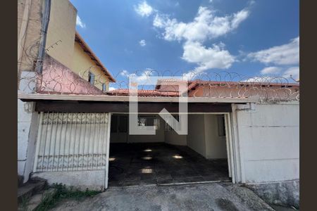 Casa à venda com 215m², 3 quartos e 2 vagasFachada