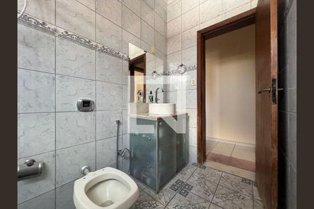 Casa à venda com 215m², 3 quartos e 2 vagasBanheiro