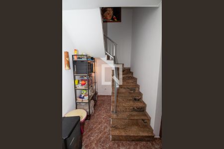 Casa à venda com 180m², 3 quartos e 3 vagas Casa à venda com 180m², 3 quartos e 3 vagasEscada acesso quartos