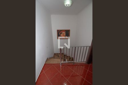 Casa à venda com 180m², 3 quartos e 3 vagas Casa à venda com 180m², 3 quartos e 3 vagasEscada acesso quartos