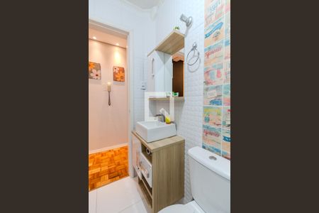 Banheiro de apartamento à venda com 1 quarto, 39m² em Farroupilha, Porto Alegre