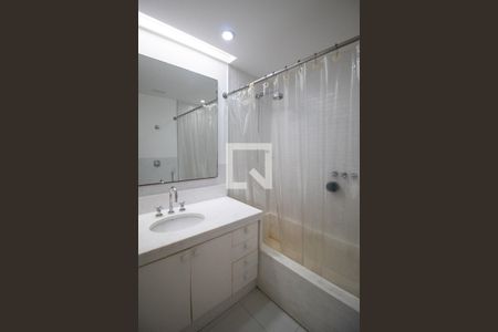 Apartamento à venda com 490m², 4 quartos e 4 vagas Apartamento à venda com 490m², 4 quartos e 4 vagasBanheiro da Suíte 1