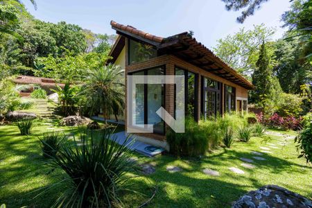 Casa de condomínio à venda com 800m², 4 quartos e 5 vagasQuintal