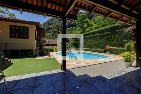 Casa de condomínio à venda com 800m², 4 quartos e 5 vagasQuintal