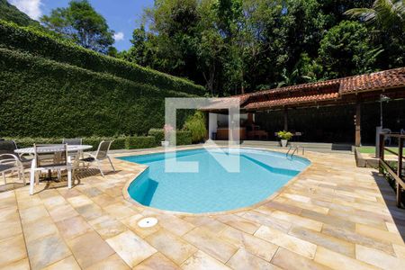 Casa de condomínio à venda com 800m², 4 quartos e 5 vagasQuintal