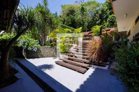 Casa de condomínio à venda com 800m², 4 quartos e 5 vagasQuintal