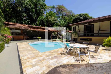 Casa de condomínio à venda com 800m², 4 quartos e 5 vagasQuintal