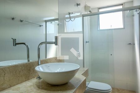 Banheiro de apartamento à venda com 1 quarto, 52m² em Lourdes, Belo Horizonte