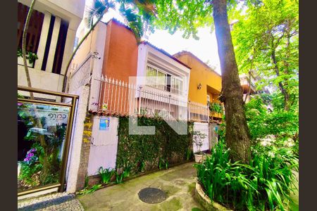 Casa à venda com 220m², 5 quartos e 1 vaga Casa à venda com 220m², 5 quartos e 1 vagaFachada com cartaz QA.