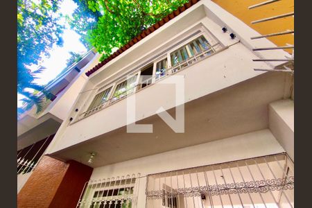 Casa à venda com 220m², 5 quartos e 1 vaga Casa à venda com 220m², 5 quartos e 1 vagaVista