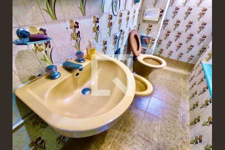 Casa à venda com 220m², 5 quartos e 1 vaga Casa à venda com 220m², 5 quartos e 1 vagaBanheiro social