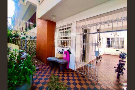 Casa à venda com 220m², 5 quartos e 1 vaga Casa à venda com 220m², 5 quartos e 1 vagaVaranda