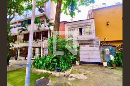 Casa à venda com 220m², 5 quartos e 1 vaga Casa à venda com 220m², 5 quartos e 1 vagaFachada com cartaz QA.