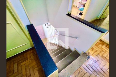 Casa à venda com 220m², 5 quartos e 1 vaga Casa à venda com 220m², 5 quartos e 1 vagaEscada