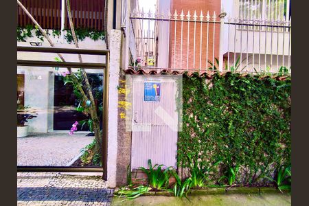 Casa à venda com 220m², 5 quartos e 1 vaga Casa à venda com 220m², 5 quartos e 1 vagaFachada com cartaz QA.