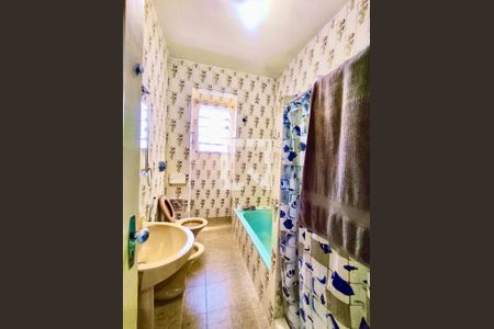 Casa à venda com 220m², 5 quartos e 1 vaga Casa à venda com 220m², 5 quartos e 1 vagaBanheiro social