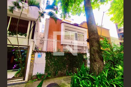 Casa à venda com 220m², 5 quartos e 1 vaga Casa à venda com 220m², 5 quartos e 1 vagaFachada com cartaz QA.