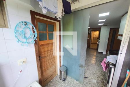 Apartamento à venda com 180m², 4 quartos e 3 vagas Apartamento à venda com 180m², 4 quartos e 3 vagasÁrea de Serviço