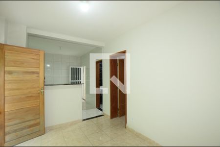 Sala de casa para alugar com 2 quartos, 50m² em Parada de Lucas, Rio de Janeiro