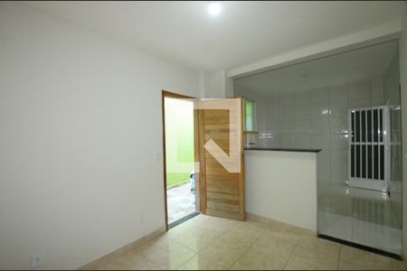 Sala de casa para alugar com 2 quartos, 50m² em Parada de Lucas, Rio de Janeiro