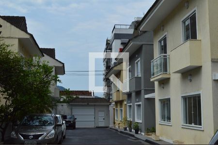 Casa à venda com 131m², 3 quartos e 2 vagasRua do condomínio