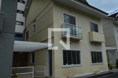 Casa à venda com 131m², 3 quartos e 2 vagasFachada da casa